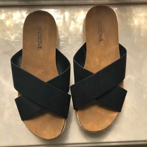Black crisscross platform slide sandal